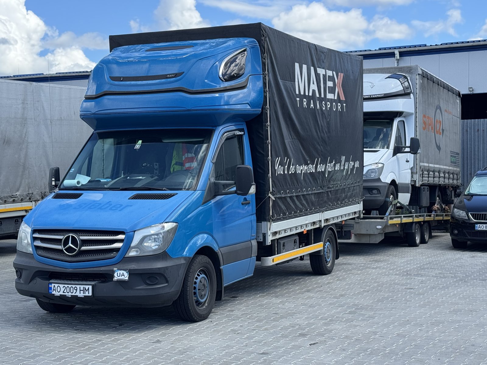Евакуація буса — МПП Мінітранс перевозить Mercedes Sprinter на лафеті